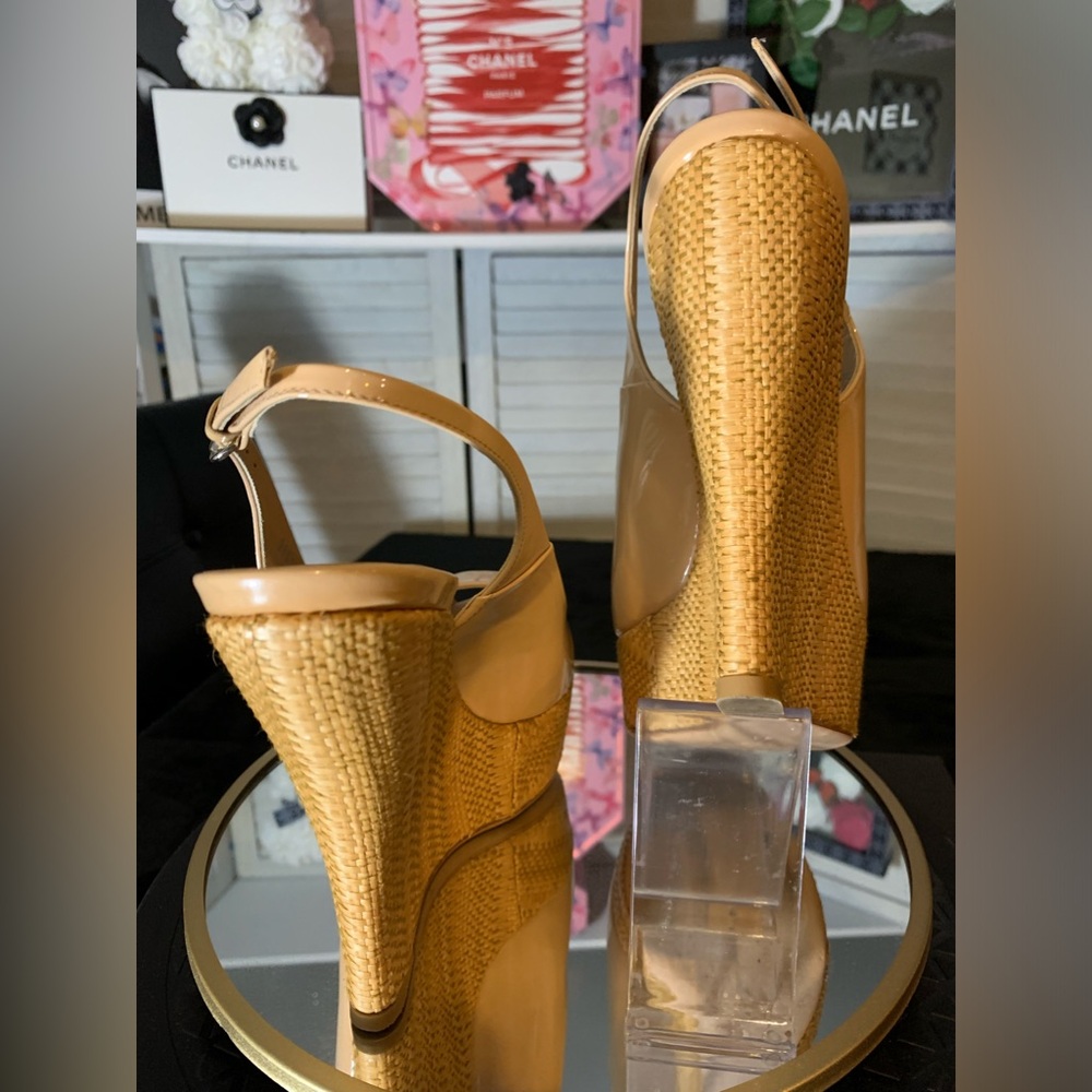 💓EUC💖GUCCI patent leather sandals. - Picture 11 of 14